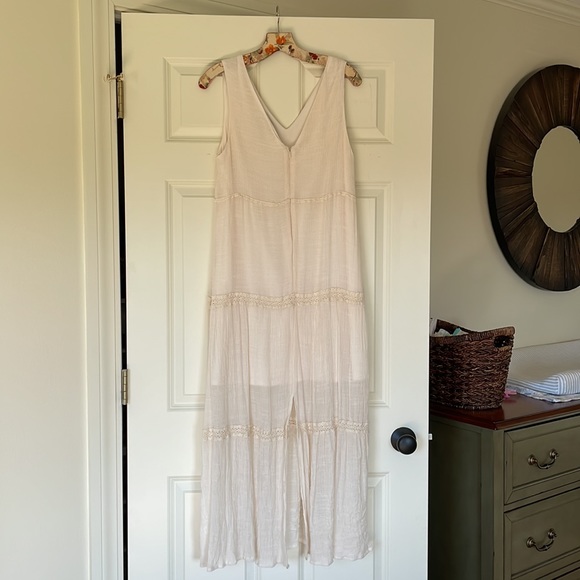 Gorgeous Flowy Doe & Rae medium dress - Picture 2 of 11